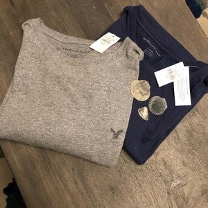 Two men’s AEO short sleeve tees